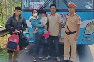 Cảnh sát giúp vợ chồng trẻ chạy xe máy hàng trăm cây số đưa con đi bệnh viện 