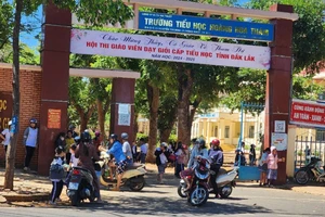 Phụ huynh phải đón con sớm vì nhiều trường ở Buôn Ma Thuột dừng dạy thêm 