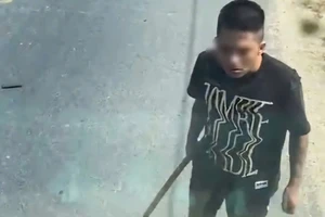 Công an triệu tập tài xế cầm rựa chặn xe ngược chiều trên quốc lộ 27