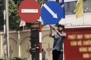 Công an xử lý người dùng búa tạ đập phá biển báo giao thông