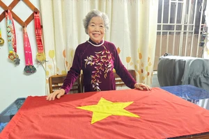 Ký ức người thợ thắp đèn dầu cùng đồng đội may hàng trăm lá cờ Tổ quốc