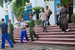 1 bị cáo thắc mắc chuyện có 2 năm sinh trong các văn bản tố tụng