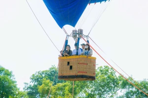 Du khách thích thú bay trên đại ngàn bằng khinh khí cầu