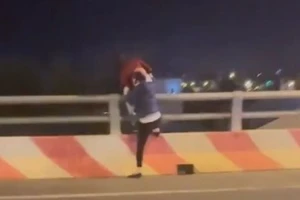 Hai thanh niên ngăn cản một phụ nữ có ý định nhảy cầu tại Buôn Ma Thuột