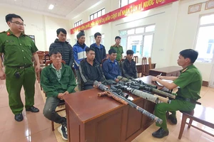 Công an mật phục trong rừng, bắt 7 người mang súng đi săn 