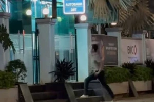 Người đập biển báo giao thông lại ném đá trụ ATM tại Buôn Ma Thuột