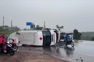 Xe cứu thương va chạm ô tô con, nhiều người bị thương