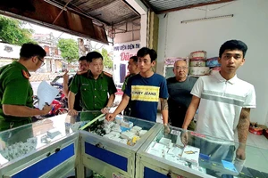 Bắt 2 nghi phạm cướp điện thoại người dân trong nhà thờ 