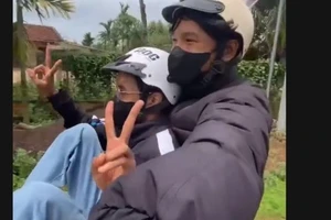 Xác minh clip chạy xe máy bằng chân đăng trên Facebook 'Cậu Cả'