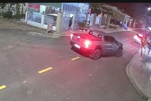 Điều tra vụ người đàn ông lái ô tô bán tải tông người dân nhập viện