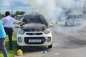 Ô tô tập lái bốc cháy trên quốc lộ 14