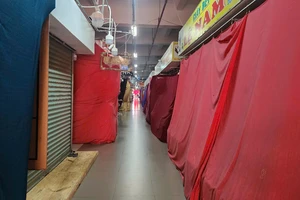Hàng loạt cửa hàng quần áo tại chợ Buôn Ma Thuột đóng cửa vì.. sợ kiểm tra
