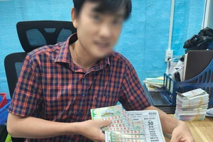 Trên đường về quê, người đàn ông ở Đắk Lắk trúng 14 tờ vé số đặc biệt 