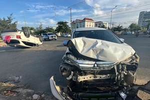 Sau tông nhau, một ô tô lật ngửa giữa ngã tư