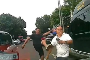 Tài xế ô tô điện 'tung cước' đá tài xế taxi sau va quẹt xe