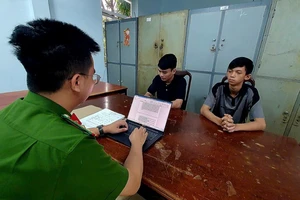 Can ngăn đánh nhau trong quán nhậu, cô gái bị đâm vào đùi