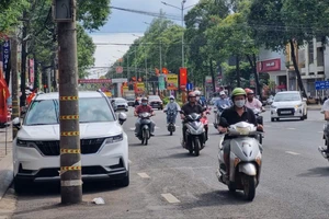 Mối nguy từ hàng loạt trụ điện nằm dưới lòng đường ở Đắk Lắk