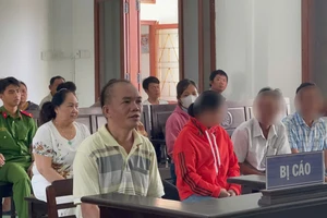 Bị chồng cũ đâm nhiều nhát, người phụ nữ giả chết rồi lao ra đường cầu cứu