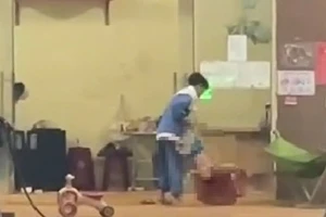 Vụ bé trai bị ném xuống nền bê tông: Người mẹ làm đơn bãi nại 