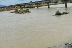 Tự bơi vào bờ, một công nhân thi công cầu Đà Rằng mất tích