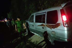 Bảo vệ rừng bắn chỉ thiên, tài xế xe chở gỗ chạy vào rừng bỏ trốn