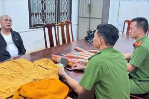 9 lần xoa tro lên tờ giấy trắng của sư thầy dỏm, 1 phụ nữ bị lừa tiền