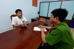 Thợ cắt tóc dùng ly thủy tinh ném đồng nghiệp tử vong