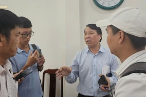 Giám đốc bệnh viện nói lý do bật khóc vụ tính 'khống' tiền điều trị tán sỏi