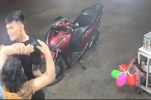 Thanh niên đánh phụ nữ đang mang thai rồi hỏi 'Biết tao là ai không?'