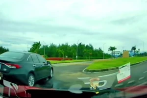 Tài xế ô tô biển số xanh chạy ngược chiều bị lập biên bản 