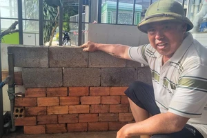 Quốc lộ 27 cứ mưa to là ngập, dân chuẩn bị sẵn gạch để chặn nước