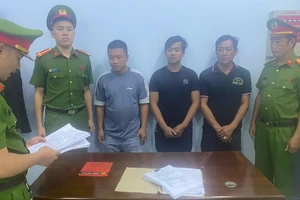 2 tài xế và 1 phụ xe đánh nhau tại trạm thu phí gây ùn tắc giao thông