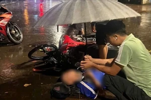 Truy tìm ô tô bán tải rời hiện trường sau khi gây tai nạn làm học sinh nguy kịch 