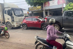 5 ô tô tông liên hoàn, 1 người bị thương