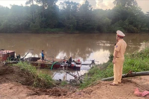 Giám đốc công ty chỉ đạo dùng tàu hết hạn kiểm định để hút cát