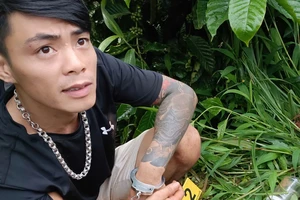 Công an mật phục trong rẫy cà phê, bắt người giấu 2,5 bánh Heroin