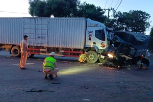 Xe cứu hộ gây tai nạn rồi lao vào gốc cây ven đường 