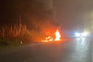 Video ô tô biển số Hải Phòng cháy rụi trên quốc lộ 14 ở Đắk Lắk