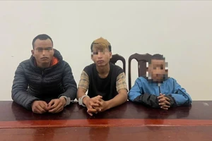 Sau tiệc nhậu, nhóm thanh thiếu niên kề dao cướp xe máy của chủ nhà