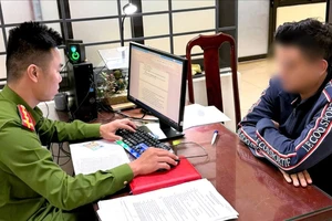 Công an làm việc với thầy dạy múa lân tát, bắt học trò cũ quỳ gối xin lỗi