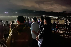 Hàng trăm người xuyên đêm tìm kiếm 2 thanh niên mất tích khi tắm biển