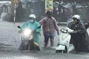 Video mưa lớn khiến phố biển Tuy Hòa ngập, dân bì bõm dắt xe lội nước