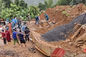 Công an vào cuộc vụ sập tường chắn đất khiến hai cha con tử vong