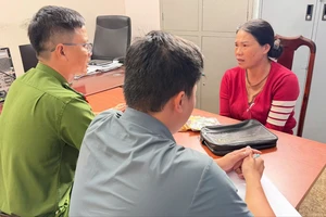 Bắt người phụ nữ cướp giật giỏ xách của cụ già bán vé số