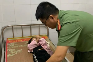 Công an xã vượt bão số 13, đưa bé gái đi cấp cứu an toàn
