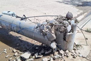 Hàng loạt trụ điện gãy đổ sau bão số 13