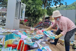 Giáo viên gác việc nhà, lo dọn bùn trường học sau bão số 13