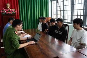 Đòi tiền bảo kê ở hội chợ, 8 người bị bắt