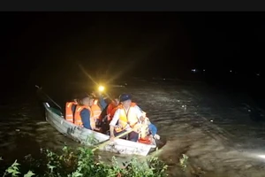 Thuyền máy bị hỏng giữa sông, chủ tịch xã tự chèo thuyền vào bờ