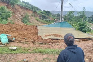 Người phụ nữ khóc nức nở bên căn nhà đổ sập do sạt lở ở Đắk Lắk